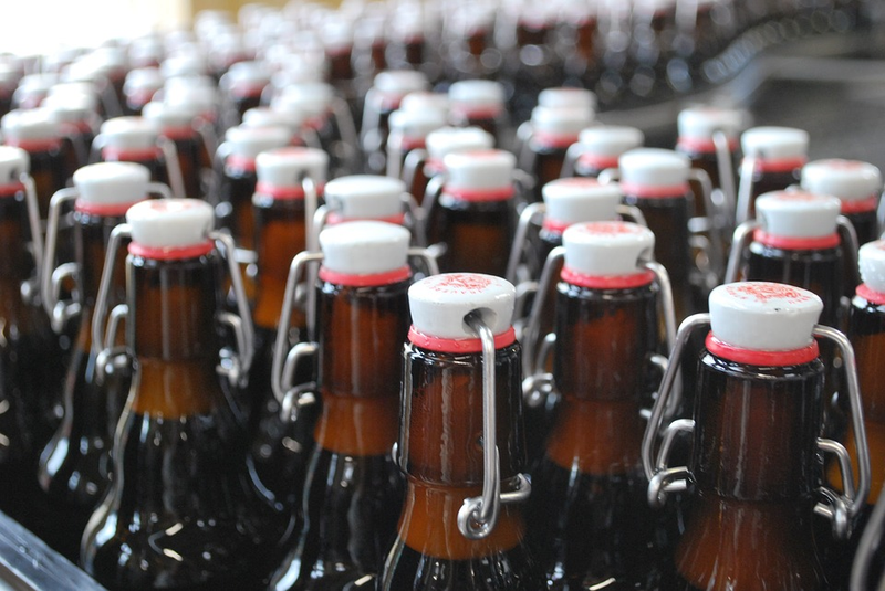 Illustration for article titled Por qué la cerveza se sigue vendiendo en botellas de cristal en lugar de plástico